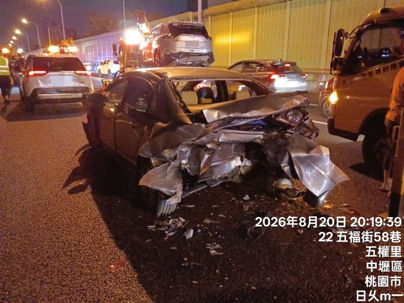 轎車車尾遭墜撞幾乎全毀。(圖/翻攝畫面)