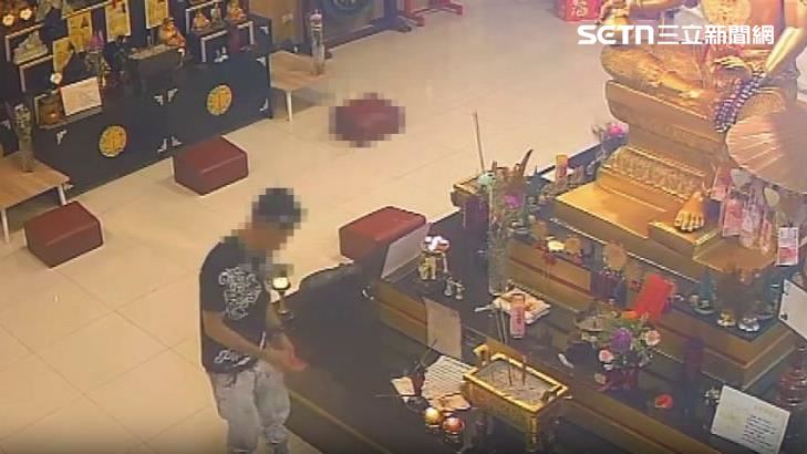 男子擲筊完爬上桌偷東西