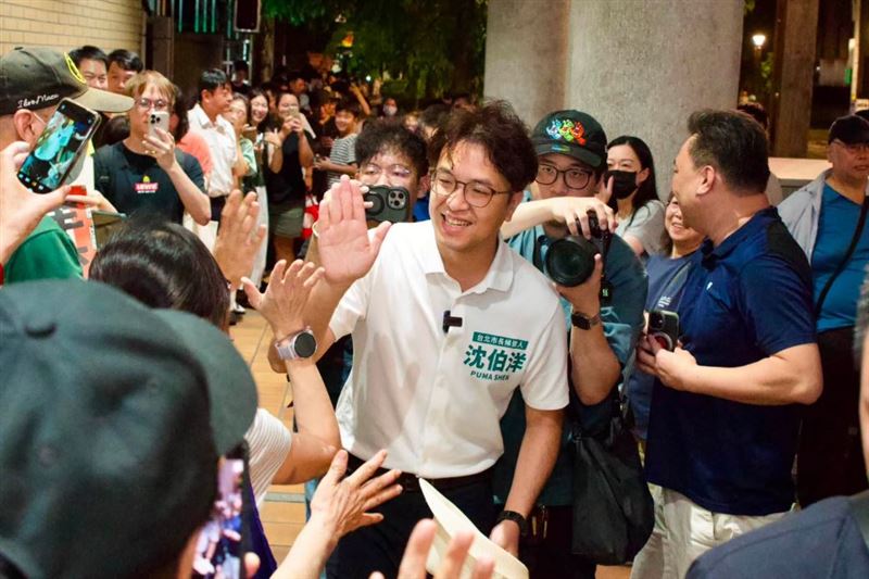 「洋流」襲捲台北!沈伯洋掃街擠爆,現場熱絡程度一度讓人有「黃仁勳來了嗎?」的錯覺。(圖/翻攝自沈伯洋臉書)