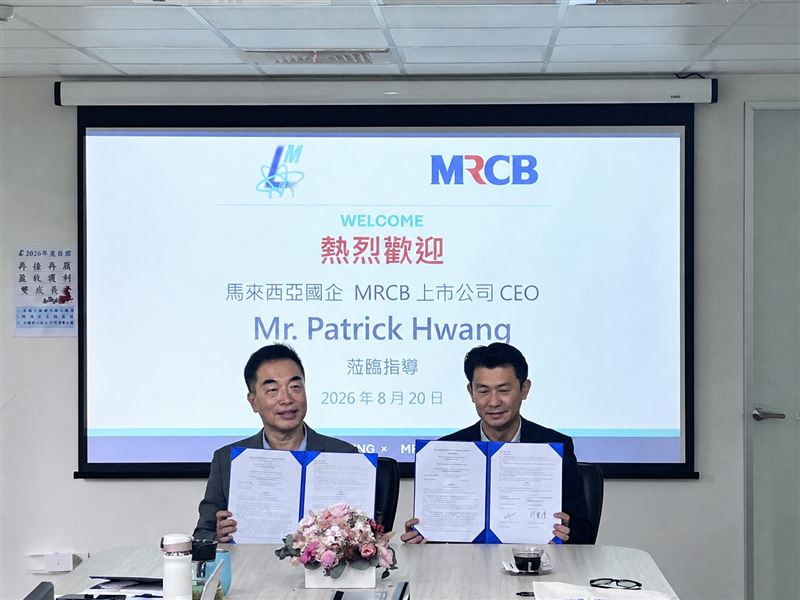 隆銘綠能攜手馬國MRCB簽MOU資金，技術聯手布局AI基建，左為隆銘綠能董事長許鑒隆、右為馬來西亞國企上市公司MRCB 工程事業群CEO范齊榮。（圖／翻攝畫面）