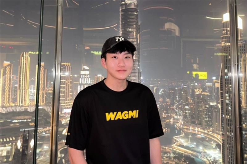 YouTuber Joeman 的「半夜牛肉麵」事件引發網路熱烈討論，一名男網友分享自己出差深夜返家、女友貼心起床煮麵的暖心經歷，意外引發大批網友探討兩者之間的巨大差異。（翻攝自臉書／Joeman﻿）