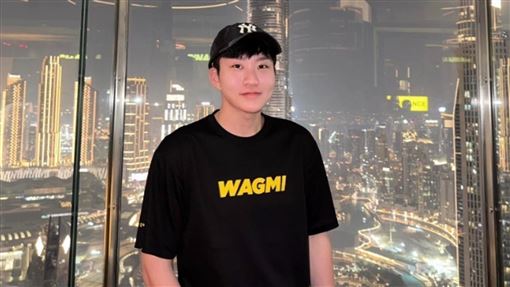 Joeman半夜PUA討牛肉麵！他女友起床煮麵