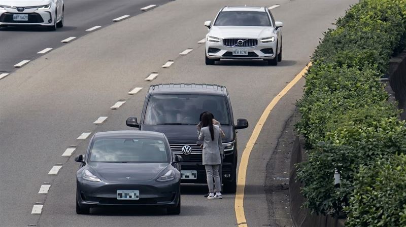 40秒驚悚畫面曝！國道下車協商遭追撞3死
