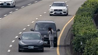 40秒驚悚畫面曝！國道下車協商遭追撞3死