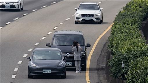 40秒驚悚畫面曝！國道下車協商遭追撞3死