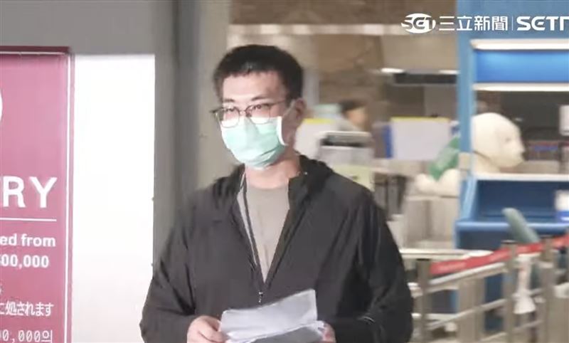 趙建銘抵達小港機場,全程沈默不語離開入境大廳。(圖/翻攝畫面)