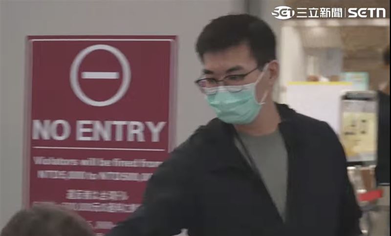 趙建銘抵台後僅向媒體發放「聲明書」,未做出任何回應。(圖/翻攝畫面)