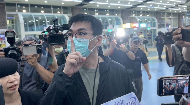 美女律師李怡貞質疑趙建銘公開條文內容的舉動,恐已自行構成違約。(圖/翻攝畫面)