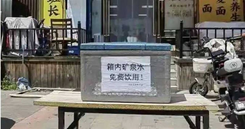 中國山西大同一間商店今年5月起在店外放置免費的瓶裝水,結果遭人惡意倒掉、回收空瓶。(圖/翻攝百度)