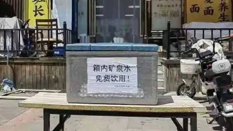 婦深夜倒光24瓶愛心水　只為回收空寶特瓶