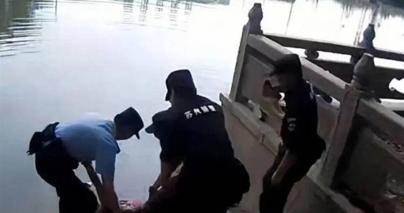 大陸江蘇蘇州一名50多歲女子不慎跌入深水區，不會游泳的她靠仰漂撐近1小時，最終獲救。（圖／翻攝自紫牛新聞，下同）