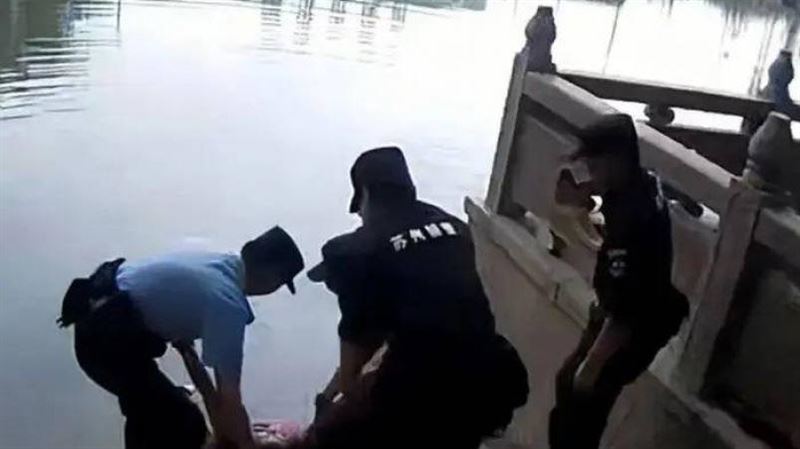 一腳踩空墜深水！50多歲女不會游泳靠躺平