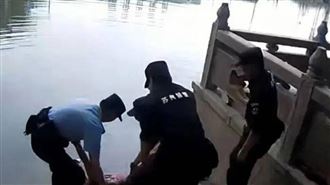 一腳踩空墜深水！50多歲女不會游泳靠躺平