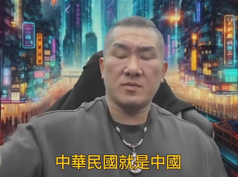 網紅館長陳之漢今年4月的直播影片近日在Threads瘋傳。當時面對網友質疑其立場並嗆聲「為何不去辦中國身分證」,館長竟暴走自稱「人就在中國」,並宣稱手中拿的中華民國身分證本質就是中國人身分證。(圖/翻攝自館長惡名昭彰YouTube)
