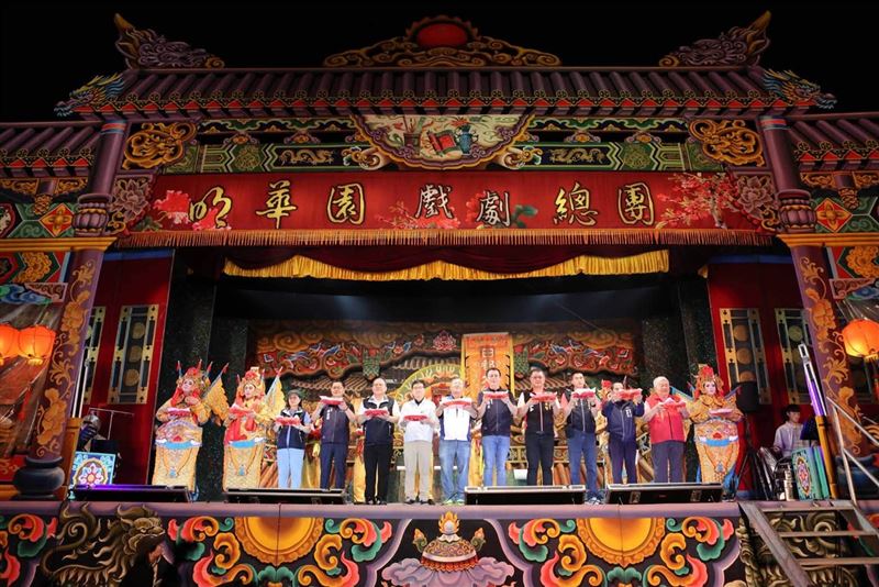 網友紛紛敲碗,請發跡於屏東的明華園總團來演出著名劇目《鍘美案》,不料遭拒絕。(圖/翻攝自明華園總團臉書)
