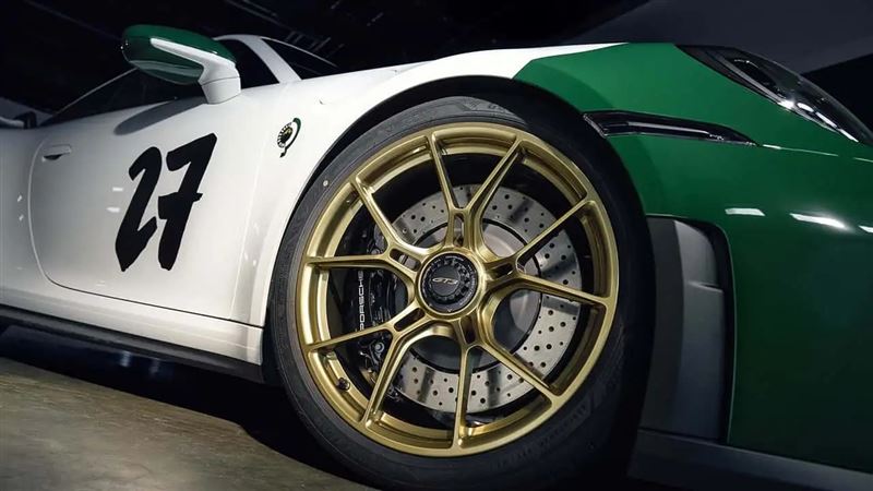 鍛造輪圈採California Gold金色塗裝。(圖/翻攝Porsche網站)