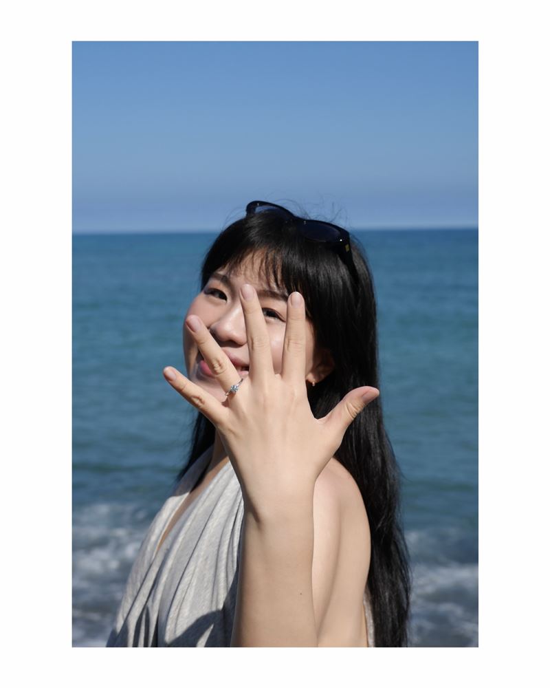 歐娜近日被男友「熊貓」於直播中求婚成功。(圖/翻攝自IG @leonawww)