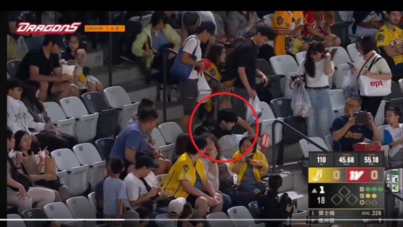 台北大巨蛋看球賽，2名男子搶球造成民眾手指受傷，網友氣憤發文控訴，事後聯盟積極處理，搶球男子也私訊道歉。（圖／翻攝Threads@andre.hsu.50）