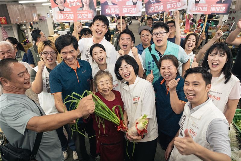 選戰倒數99天,蘇巧慧今(21)日清晨與議員參選人們前往板橋果菜市場掃街(圖/蘇巧慧競辦提供)