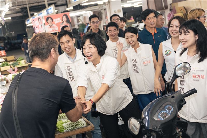 選戰倒數99天,蘇巧慧今(21)日清晨與議員參選人們前往板橋果菜市場掃街(圖/蘇巧慧競辦提供)