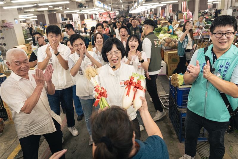 蘇巧慧前往板橋果菜市場掃街,攤販熱情送上象徵好彩頭的幸運物品(圖/蘇巧慧競辦提供)