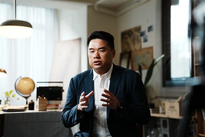 知識衛星攜手知名歷史講師呂捷,推出呂捷的28堂臺灣史課程。(圖/知識衛星提供)