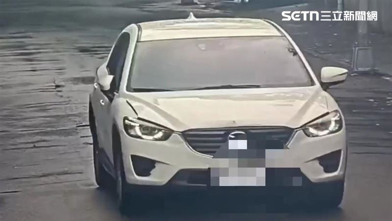 北市劉男酒駕行經總統官邸附近時拒檢逃逸還自撞路樹。(圖/翻攝畫面)