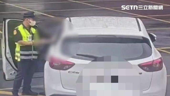 北市劉男酒駕行經總統官邸附近時拒檢逃逸還自撞路樹。(圖/翻攝畫面)