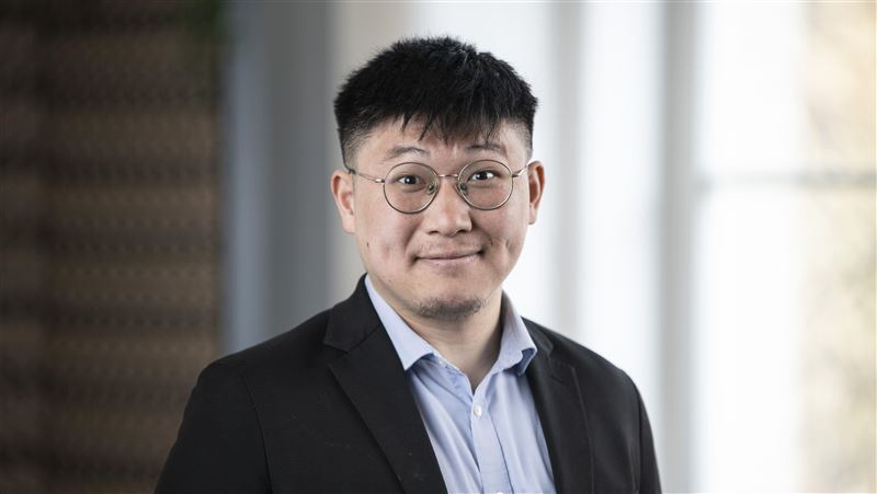 德國墨卡托中國研究中心(MERICS)資深分析師宋高祖(Claus Soong)接受《三立新聞》專訪時表示:設備的韌性可以測量,人的韌性卻很難預測。當戰爭真的發生,決定一個社會能不能繼續撐下去的往往還是人。(圖/德國墨卡托中國研究中心提供)