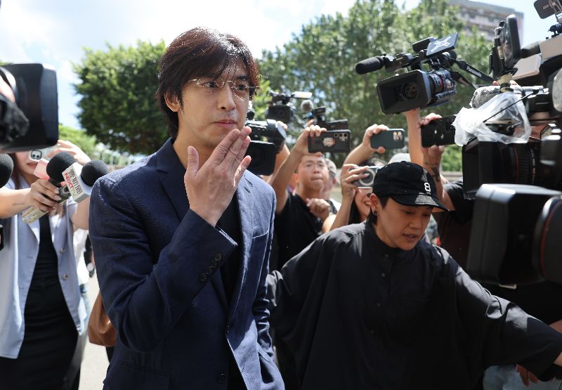 藝人閃兵案開庭審理，藝人陳柏霖（前左）21日上午前往新北地方法院出庭，結束後步出法院面對媒體堵訪，並向社會大眾致歉