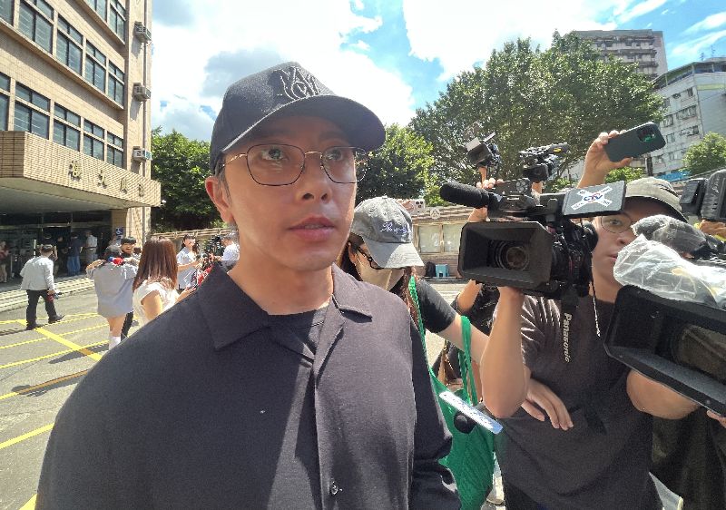 藝人閃兵案開庭審理，藝人坤達（前左）21日上午遭新北地方法院傳喚出庭，結束後面對媒體堵訪低調離開