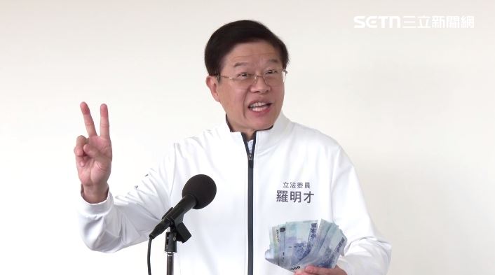 羅明才又搬出一大疊現金,展現「鈔能力」(圖/翻攝畫面)