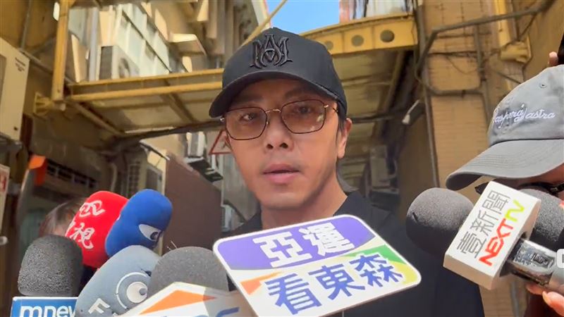 坤達向媒體說明開庭情形。(圖/記者莊淇鈞攝影)