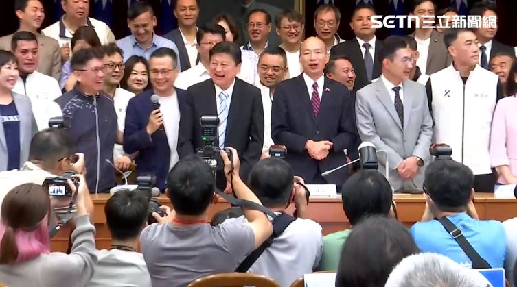 原本站在韓傅中間的羅智強,讓位給傅崐萁,把傅拉到站在韓的身邊(圖/翻攝畫面)