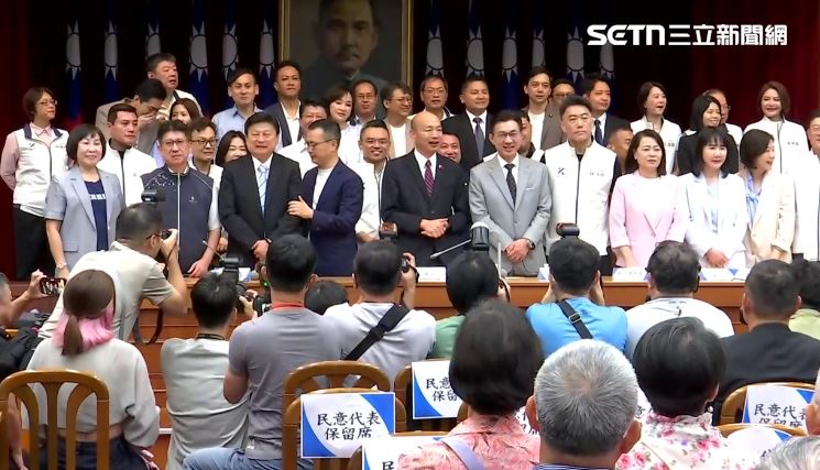 原本站在韓傅中間的羅智強,讓位給傅崐萁,把傅拉到站在韓的身邊(圖/翻攝畫面)