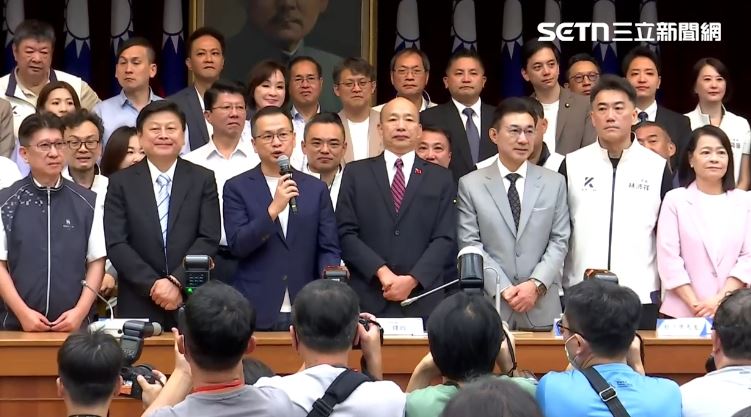 原本站在韓傅中間的羅智強,讓位給傅崐萁,把傅拉到站在韓的身邊(圖/翻攝畫面)