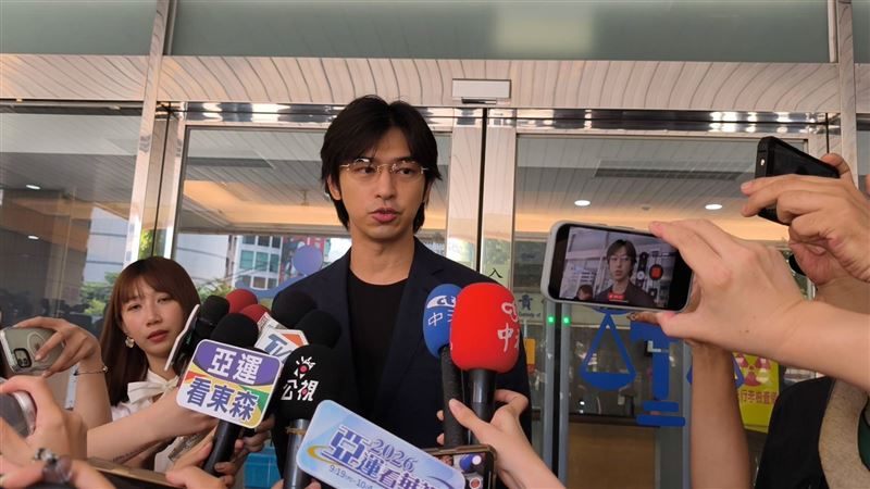 陳柏霖步出法院透過媒體再度向社會大眾道歉。（圖／記者莊淇鈞攝影）