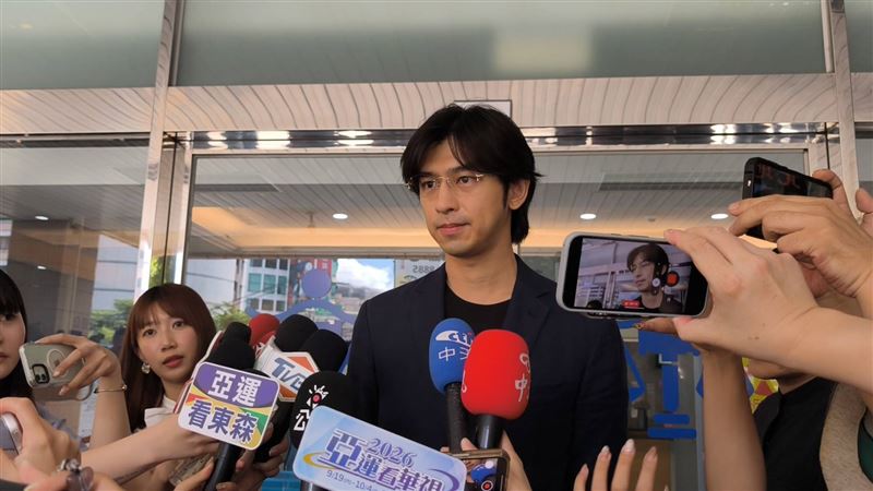 陳柏霖步出法院透過媒體再度向社會大眾道歉。(圖/記者莊淇鈞攝影)
