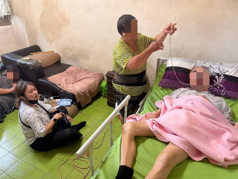 住公墓旁的一家5口!父中風倒下失智,2孝子高中休學救家撐住媽媽。媽淚盼:希望他能認出我是他老婆。(圖/翻攝自《愛的延續》公益協會臉書)