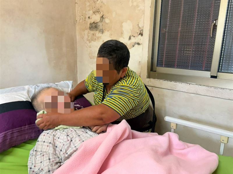 住公墓旁的一家5口!父中風倒下失智,2孝子高中休學救家撐住媽媽。媽淚盼:希望他能認出我是他老婆。(圖/翻攝自《愛的延續》公益協會臉書)