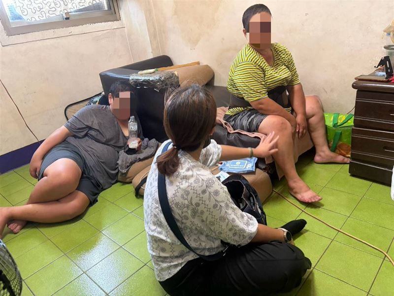 住公墓旁的一家5口!父中風倒下失智,2孝子高中休學救家撐住媽媽。媽淚盼:希望他能認出我是他老婆。(圖/翻攝自《愛的延續》公益協會臉書)