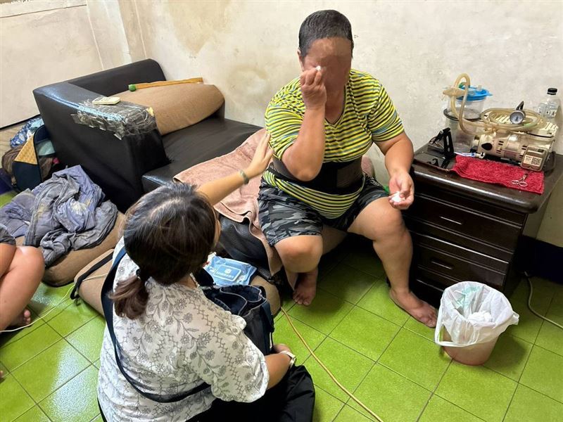 住公墓旁的一家5口!父中風倒下失智,2孝子高中休學救家撐住媽媽。媽淚盼:希望他能認出我是他老婆。(圖/翻攝自《愛的延續》公益協會臉書)