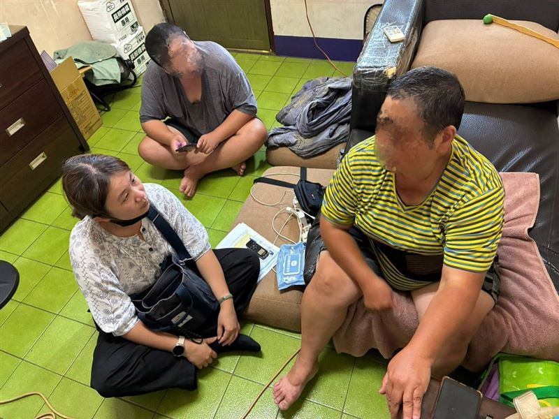 住公墓旁的一家5口!父中風倒下失智,2孝子高中休學救家撐住媽媽。媽淚盼:希望他能認出我是他老婆。(圖/翻攝自《愛的延續》公益協會臉書)