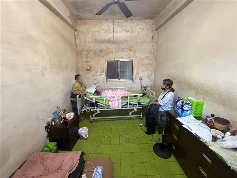 住公墓旁的一家5口!父中風倒下失智,2孝子高中休學救家撐住媽媽。媽淚盼:希望他能認出我是他老婆。(圖/翻攝自《愛的延續》公益協會臉書)