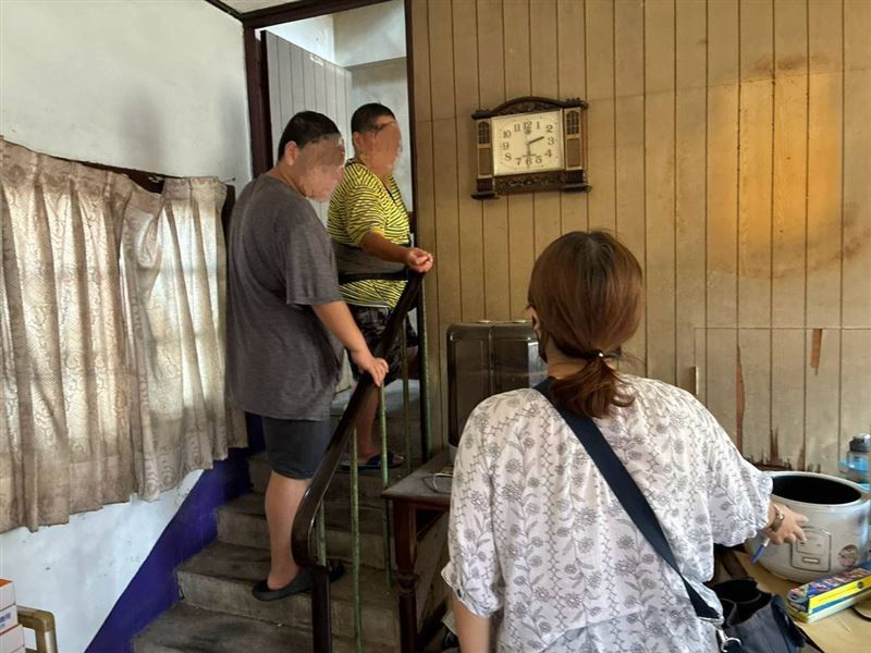 住公墓旁的一家5口!父中風倒下失智,2孝子高中休學救家撐住媽媽。媽淚盼:希望他能認出我是他老婆。(圖/翻攝自《愛的延續》公益協會臉書)