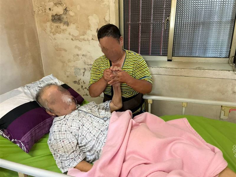 住公墓旁的一家5口!父中風倒下失智,2孝子高中休學救家撐住媽媽。媽淚盼:希望他能認出我是他老婆。(圖/翻攝自《愛的延續》公益協會臉書)