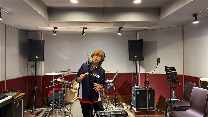 民進黨2026選戰主題曲〈台灣好生活〉邀請吳永吉操刀詞曲,並與台語路共學團小朋友共同演唱(圖/民進黨提供)