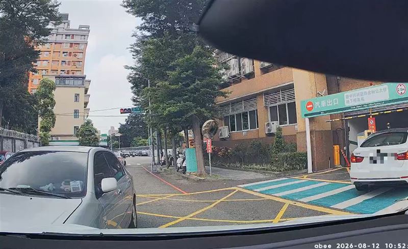特斯拉車主閃避不及遭追撞車頭,赫然發現肇事車輛駕駛座空無一人。(圖/翻攝自Threads @stantsai)