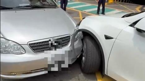 鬼月「無人車」逆撞特斯拉　車主驚：人呢
