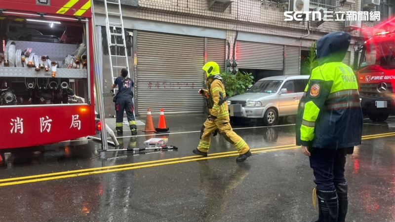 高雄市岡山區竹圍西街一處分租套房今天(21日)上午發生火警。(圖/翻攝畫面)